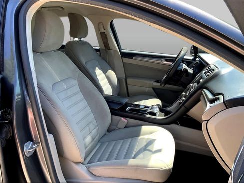 Used 2017 Ford Fusion SE FWD image 9