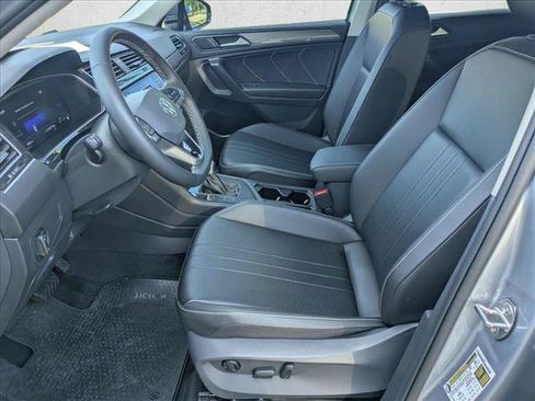 Used 2024 Volkswagen Tiguan SE w/ MDO Package, Three-Row FWD image 16