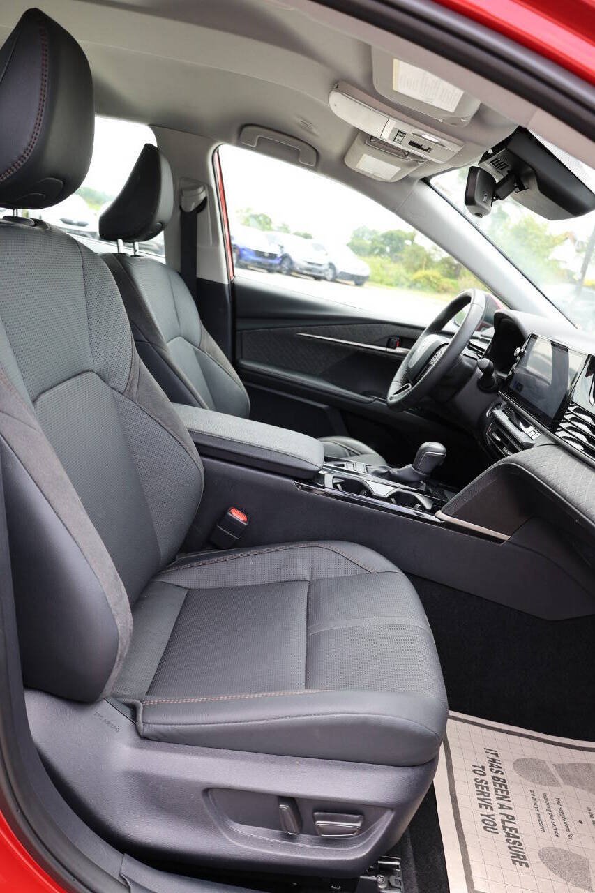 Used 2025 Toyota Camry XLE FWD image 14