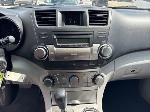 Used 2012 Toyota Highlander FWD image 19