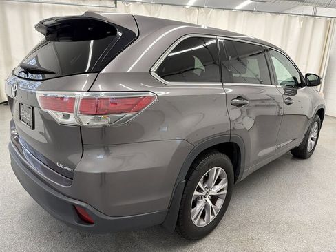 Used 2016 Toyota Highlander Plus w/ Four Season Floor Mat Package image 5