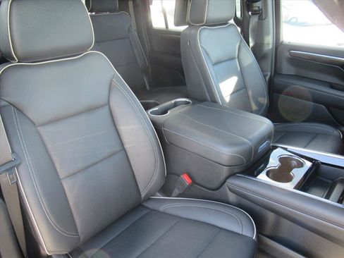 Used 2025 Chevrolet Suburban Premier image 9