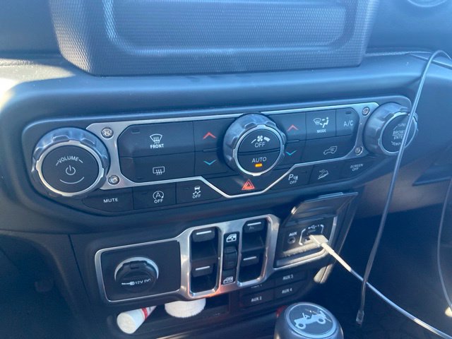Used 2018 Jeep Wrangler Unlimited Sahara AWD/4WD image 13