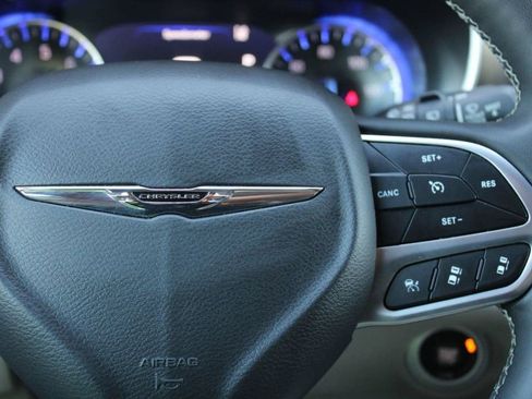 Used 2024 Chrysler Pacifica Touring-L FWD image 35