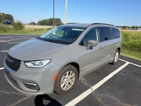 Used 2022 Chrysler Pacifica Touring-L FWD image 10