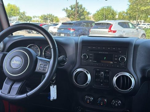 Used 2015 Jeep Wrangler Unlimited Rubicon w/ Max Tow Package AWD/4WD image 7