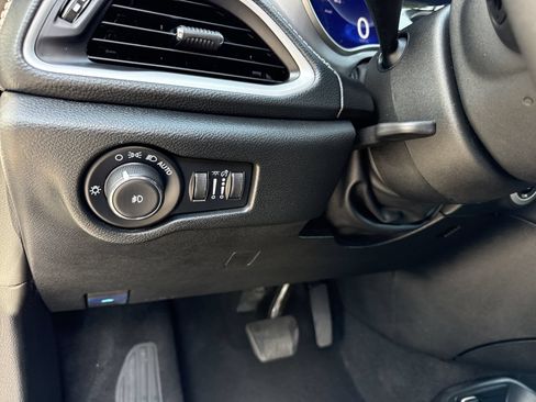 Used 2024 Chrysler Pacifica Limited FWD image 19