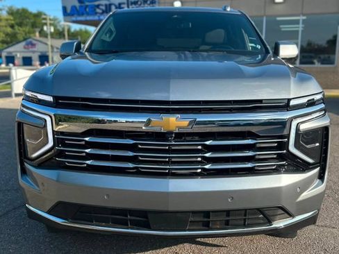 Used 2025 Chevrolet Suburban LT AWD/4WD image 2