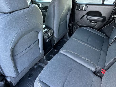 Used 2024 Jeep Wrangler Unlimited image 14