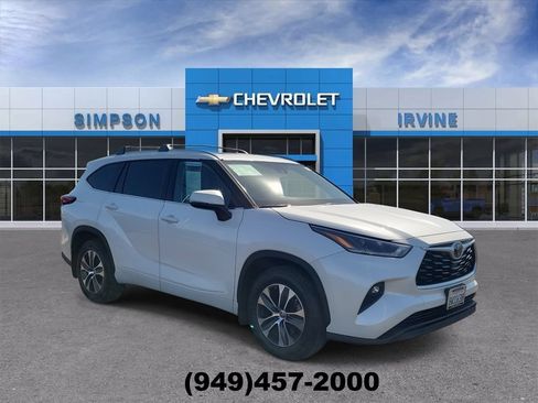 Used 2021 Toyota Highlander XLE FWD image 2