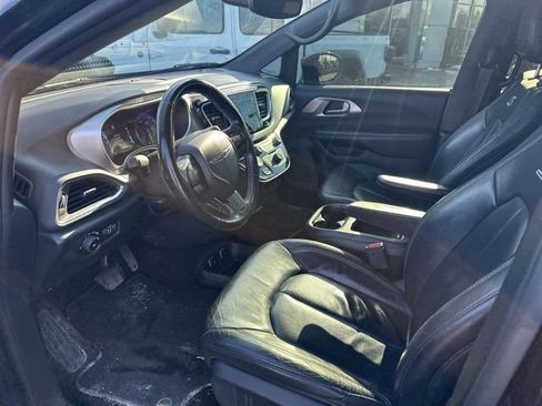 Used 2019 Chrysler Pacifica Touring-L Plus w/ S Appearance Package image 4