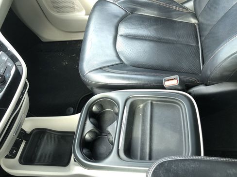 Used 2018 Chrysler Pacifica Touring-L image 19