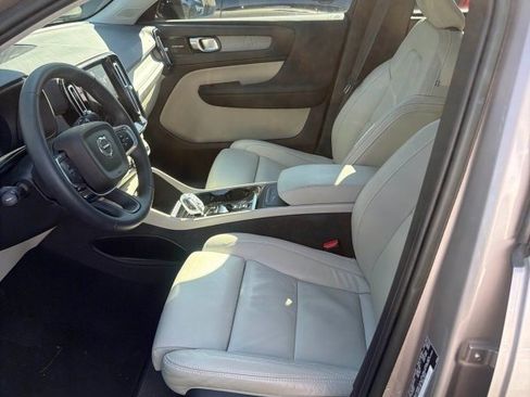 Used 2023 Volvo XC40 B5 Plus w/ Climate Package image 4