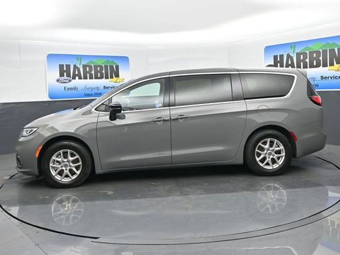 Used 2025 Chrysler Pacifica Select image 2