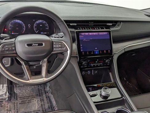 Used 2025 Jeep Grand Cherokee L Limited image 3