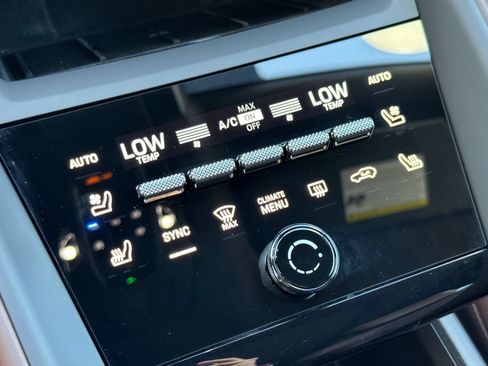 Certified 2025 Porsche Macan 4S Electric AWD/4WD image 25