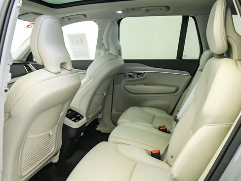 Certified 2025 Volvo XC90 B5 Core w/ Climate Package AWD/4WD image 19