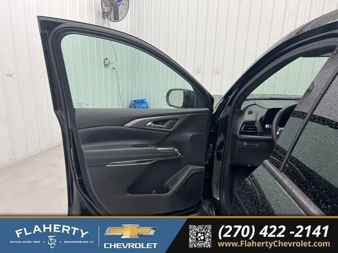 Used 2025 Chevrolet Traverse LT image 8
