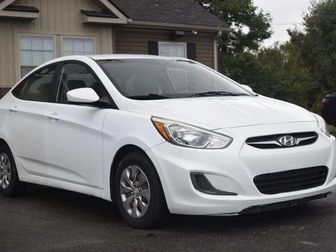 Used 2016 Hyundai Accent SE FWD image 1