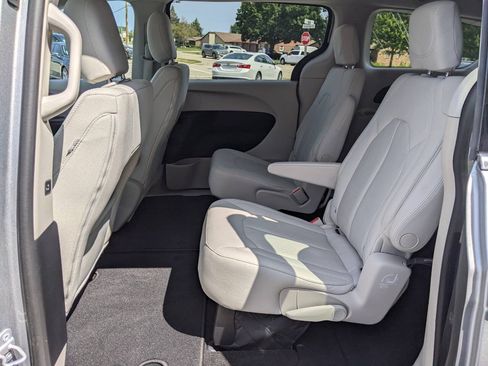 Used 2017 Chrysler Pacifica Touring FWD image 11