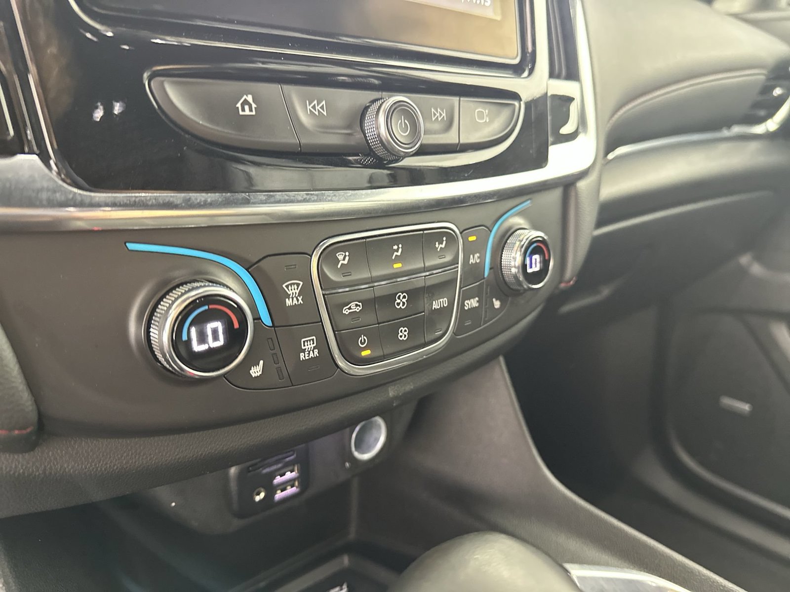 Used 2023 Chevrolet Traverse RS FWD image 19