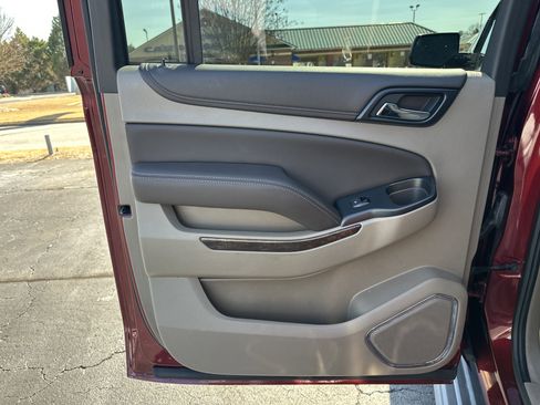 Used 2018 Chevrolet Suburban LT image 22