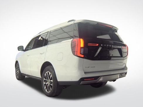 Used 2025 Ford Expedition Platinum image 7