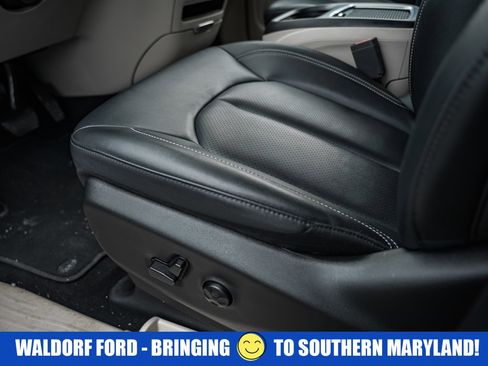 Used 2024 Chrysler Pacifica Touring-L image 38