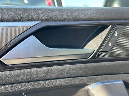 Used 2023 Volkswagen Tiguan SE R-Line image 21