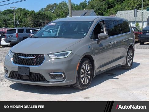 Used 2023 Chrysler Pacifica Touring-L FWD image 1