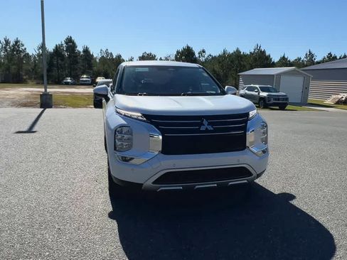 Used 2024 Mitsubishi Outlander SE image 3