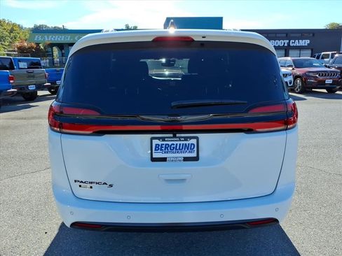 New 2026 Chrysler Pacifica Select w/ S Appearance Package image 5