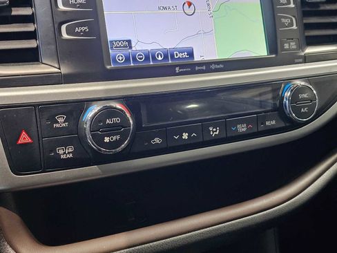 Used 2019 Toyota Highlander XLE image 30