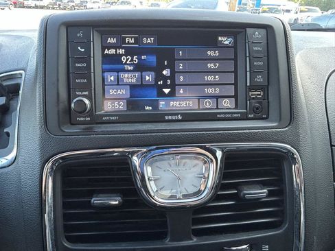 Used 2014 Chrysler Town & Country S FWD image 22