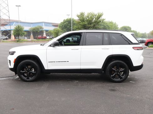 Used 2023 Jeep Grand Cherokee Altitude AWD/4WD image 33