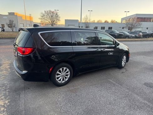 Used 2018 Chrysler Pacifica Touring Plus image 5