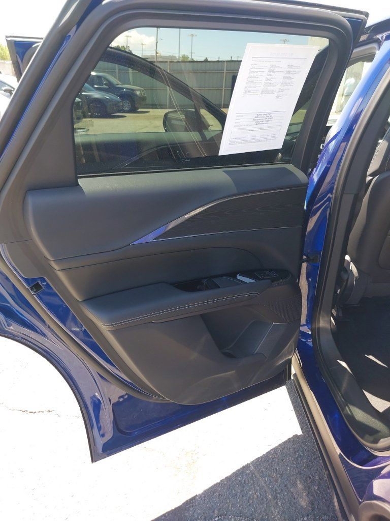 Used 2024 Cadillac Lyriq Luxury RWD image 7