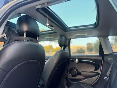 Used 2019 MINI Cooper 4-Door Hardtop w/ Signature Upholstery Package image 12