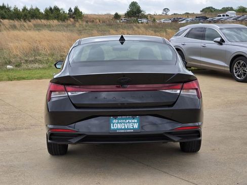 Used 2023 Hyundai Elantra SEL FWD image 5