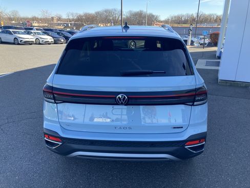 Certified 2025 Volkswagen Taos SE w/ Panoramic Sunroof Package image 7