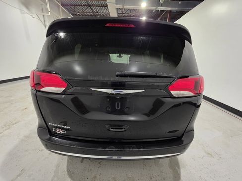 Used 2017 Chrysler Pacifica Touring-L Plus image 6