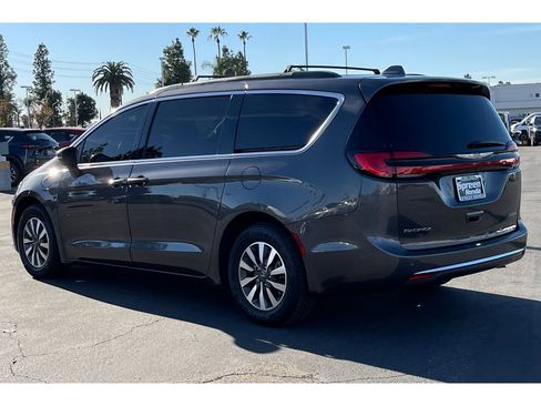 Used 2021 Chrysler Pacifica Touring w/ Uconnect Theater Family Group image 3