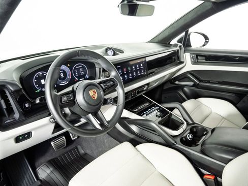 Used 2025 Porsche Cayenne GTS AWD/4WD image 4