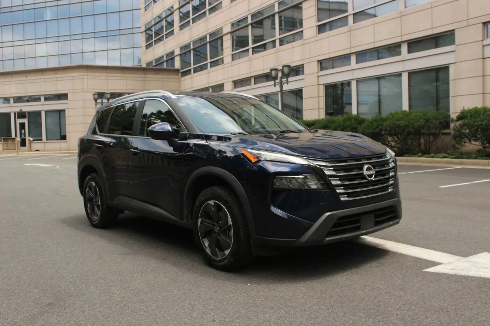 Used 2024 Nissan Rogue SV w/ SV Premium Package AWD/4WD image 2