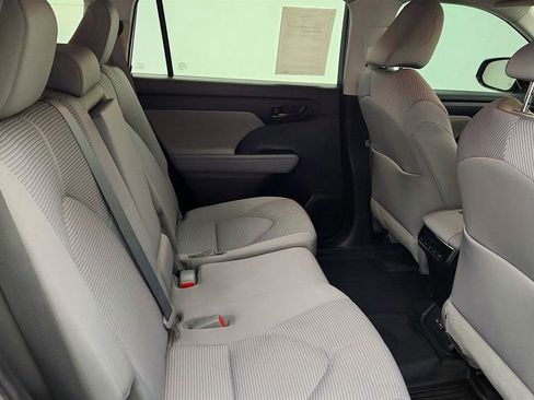 Used 2023 Toyota Highlander LE FWD image 21