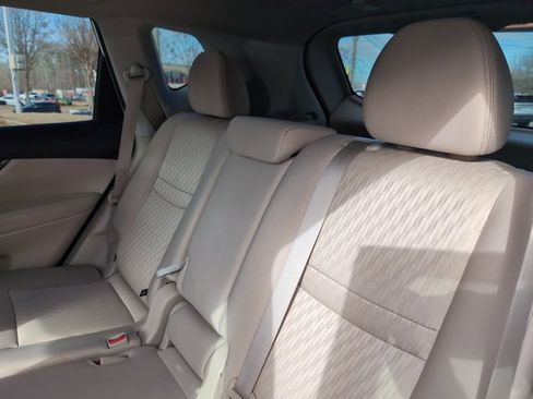 Used 2017 Nissan Rogue SV w/ SV Premium Package image 18