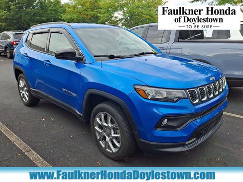 Used 2024 Jeep Compass Latitude AWD/4WD image 1