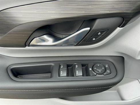 Used 2024 GMC Terrain SLE w/ Driver Convenience Package image 13