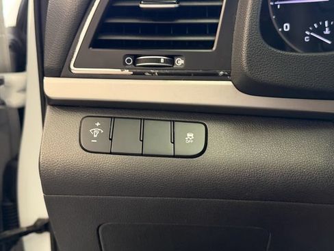 Used 2018 Hyundai Elantra SE w/ SE Connectivity Package 04 FWD image 21