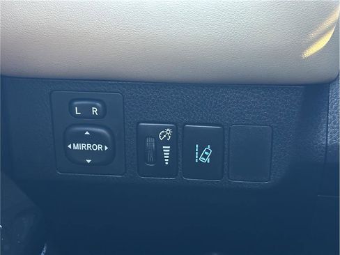 Used 2016 Toyota RAV4 Limited image 28